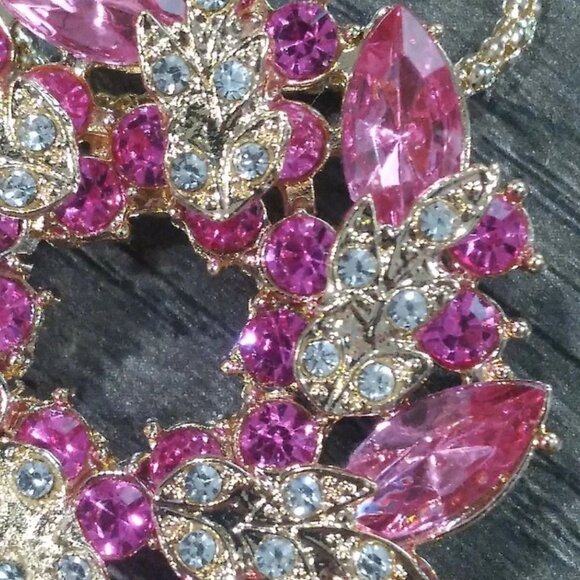 Betsey Johnson  PINK & GOLD WREATH Rhinestone Pendant Necklace - Picture 3 of 3